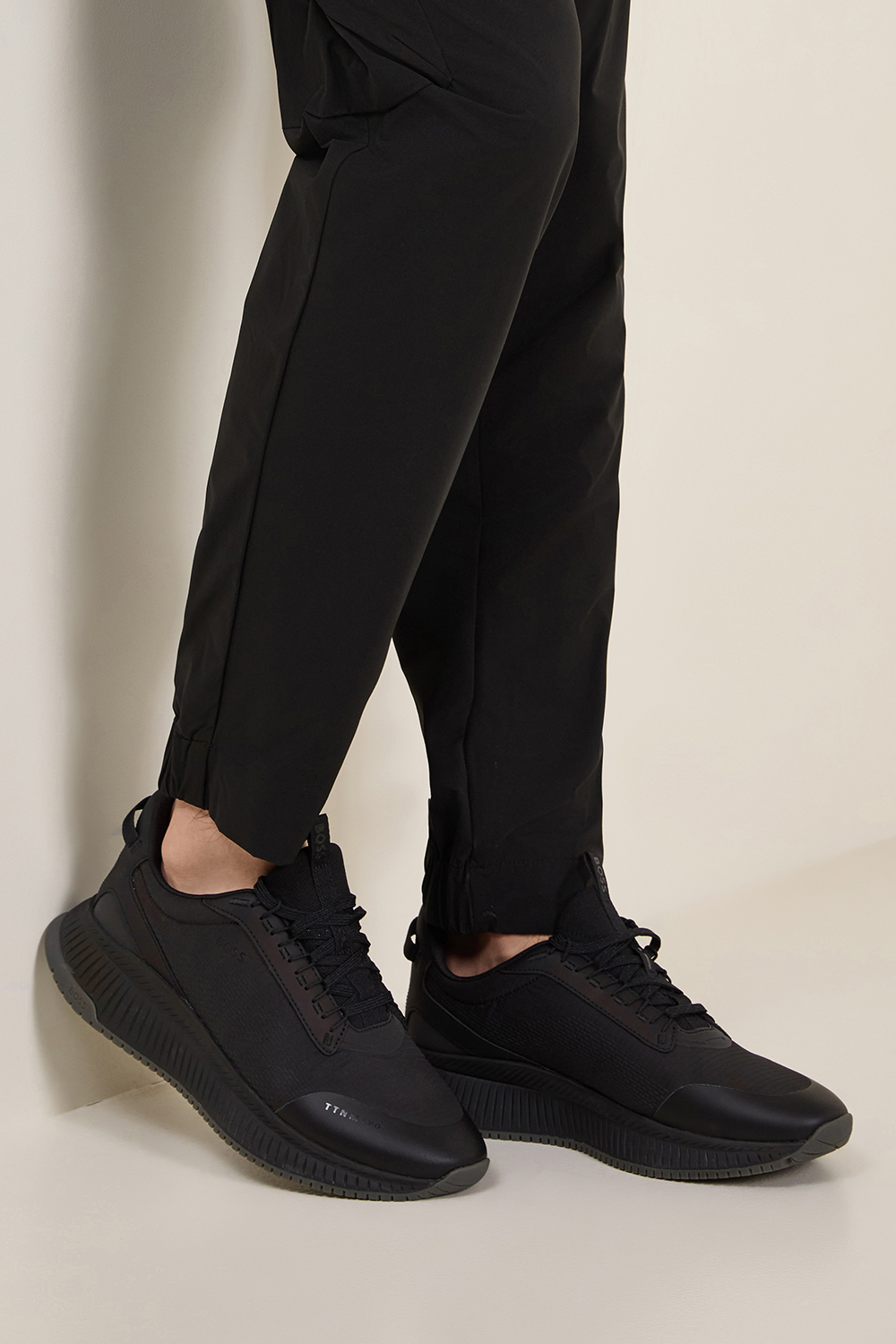 תמונת כל הלוק של נעלי סניקרס